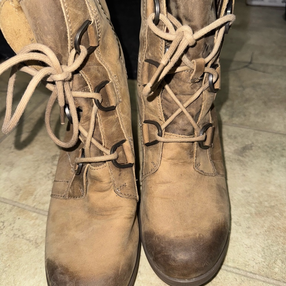 Tan Sorel Lace-Up Women's Boots